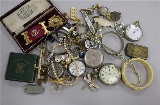 A quantity of assorted costume jewellery.